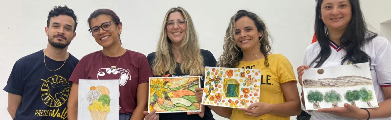 Professores, participantes da palestra, exibindo suas pinturas