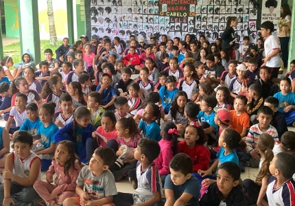 Foto dos alunos assistindo à palestra