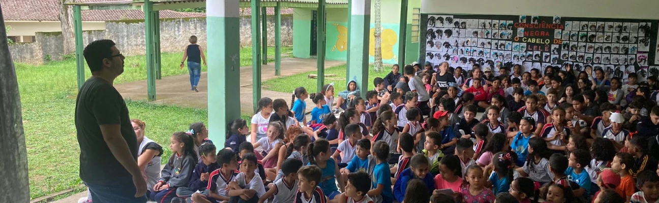 Alunos assistindo atentamente à palestra