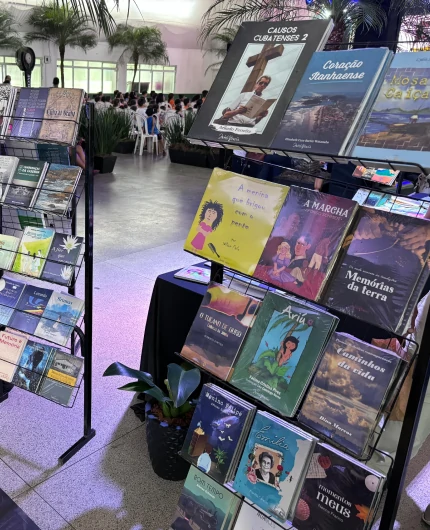 Livros, expostos, em prateleiras