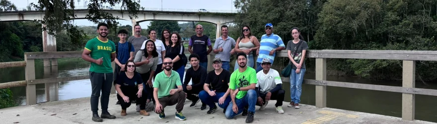 Fotos dos participantes, na Orla Beira Rio, em Juquiá, com a ponte ao fundo