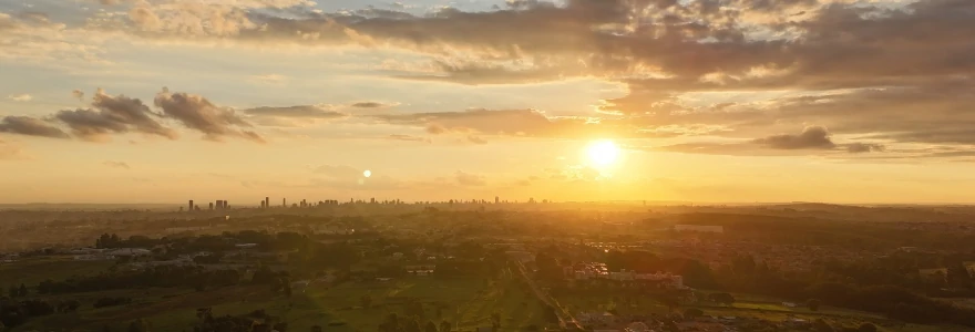 Foto do pôr do sol, tirada por um drone
