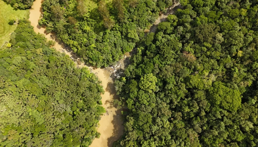 Foto da confluência do Rio Assungui com o Rio Ribeirinha, tirada por um drone
