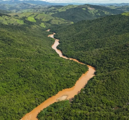 Foto do Rio Ribeira chegando ao Estado de São Paulo, tirada por um drone
