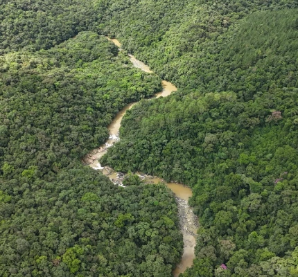 Foto do Rio Ribeira logo após a confluência entre o Rio Assungui e o rio ribeirinha, tirada por um drone
