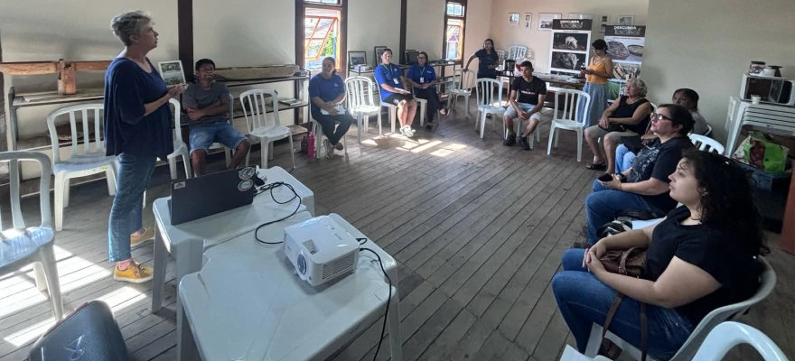 Foto dos participantes atentos à palestra
