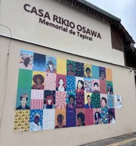 Foto de um mural no lado externo da Casa Rikio Osawa - Memorial de Tapiraí