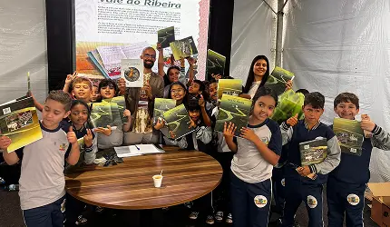 Crianças com os livros em mãos