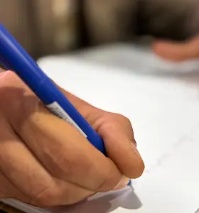 Crianças com os livros em mãos