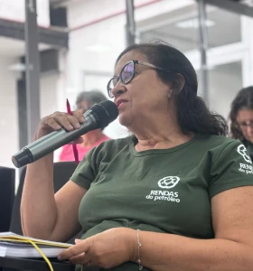 Foto dos participantes atentos à palestra