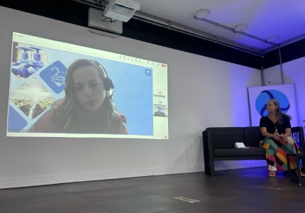 Foto dos participantes atentos à palestra