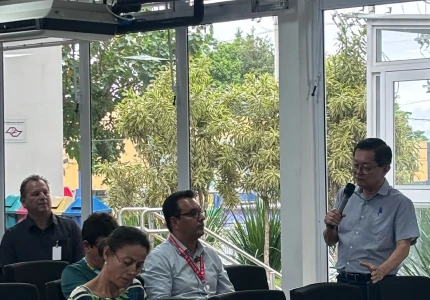 Foto dos participantes atentos à palestra