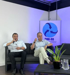 Foto dos participantes atentos à palestra