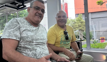 Foto dos participantes atentos à palestra