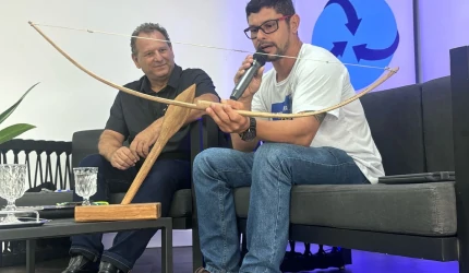 Foto dos participantes atentos à palestra