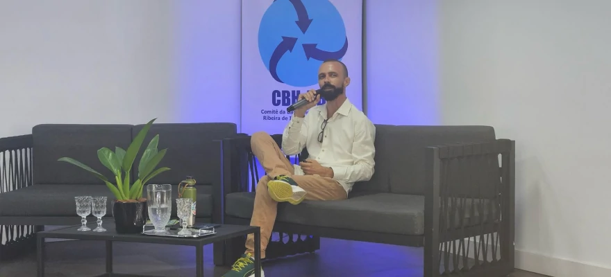Foto dos participantes atentos à palestra