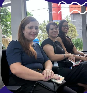 Foto dos participantes atentos à palestra