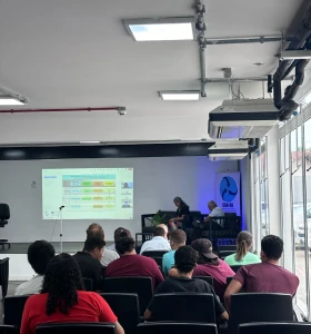Foto dos participantes atentos à palestra