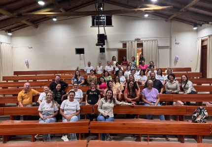 Foto de uma igreja próximo a uma área de erosão