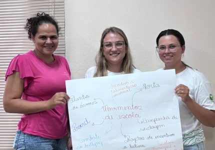 Foto de uma igreja próximo a uma área de erosão