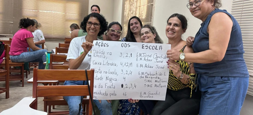 Foto de uma igreja próximo a uma área de erosão