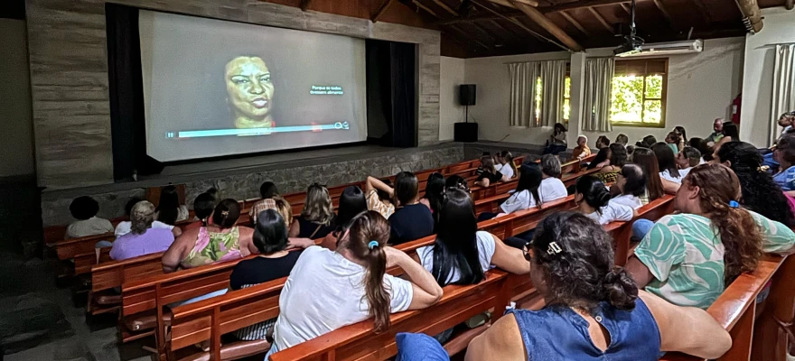 Foto de uma igreja próximo a uma área de erosão