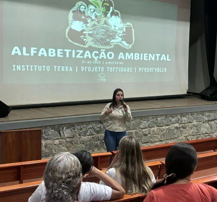Foto de uma igreja próximo a uma área de erosão