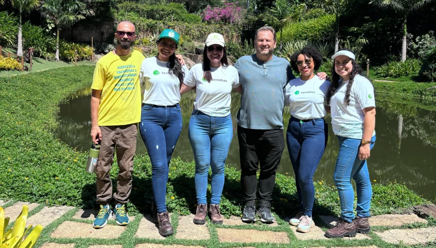 Foto de uma igreja próximo a uma área de erosão