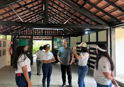 Foto de uma igreja próximo a uma área de erosão