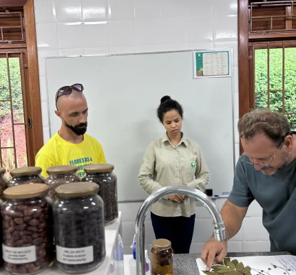 Foto de uma igreja próximo a uma área de erosão