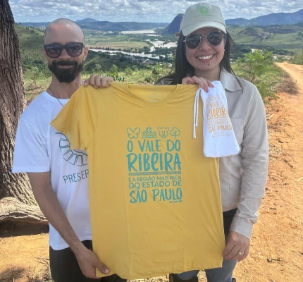 Foto de uma igreja próximo a uma área de erosão
