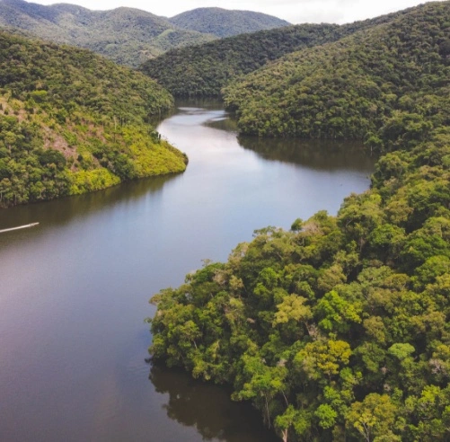 Foto de rio entre montanhas