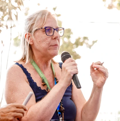 Foto de uma mulher fazendo uma pergunta ao palestrante