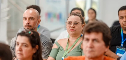 Foto de pessoas atentas à palestra