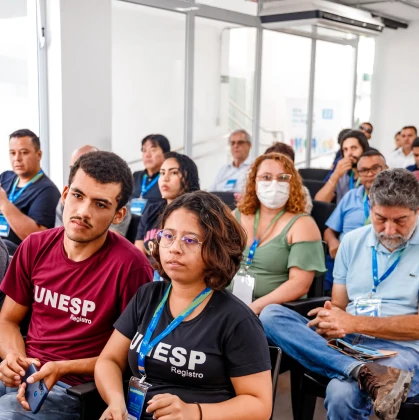 Foto de pessoas atentas à palestra