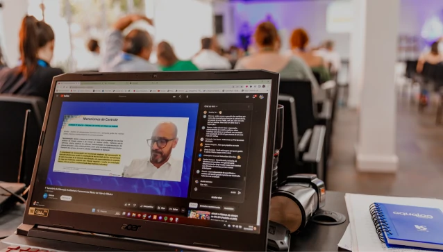 Foto de uma tela de notebook que trasmitia a palestra online com o Dr Fabricio Soler