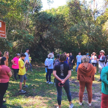 Pessoas reunidas em aula sobre educação ambiental