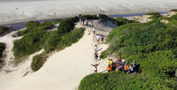 Pessoas reunidas em duna