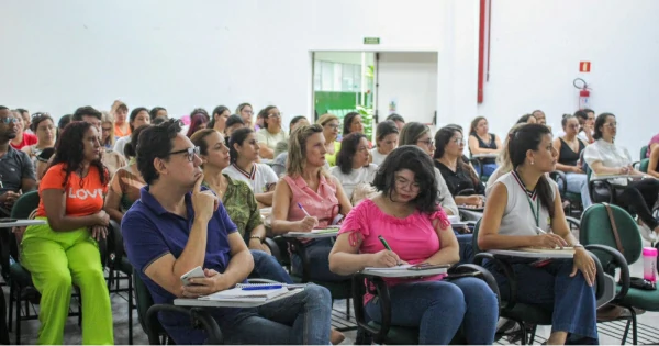 Alunos atentos assistindo à uma aula