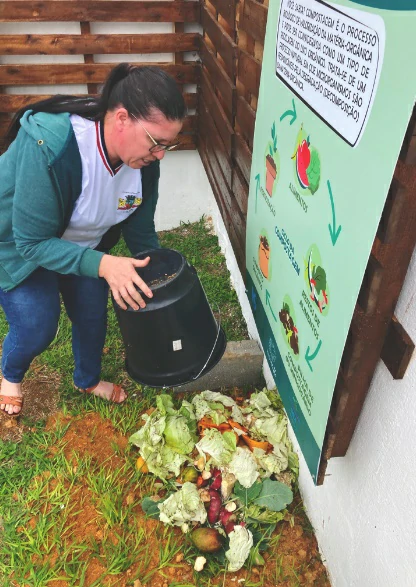 Foto de uma mulher fixando uma placa na parede