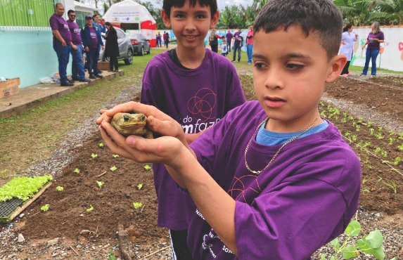 Foto de diversas pessoas em uma horta