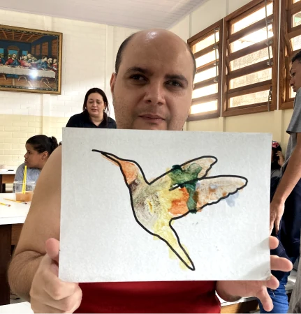 Aluno da Apae exibindo seu desenho