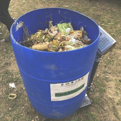 Lata com resíduos sólidos em uma balança