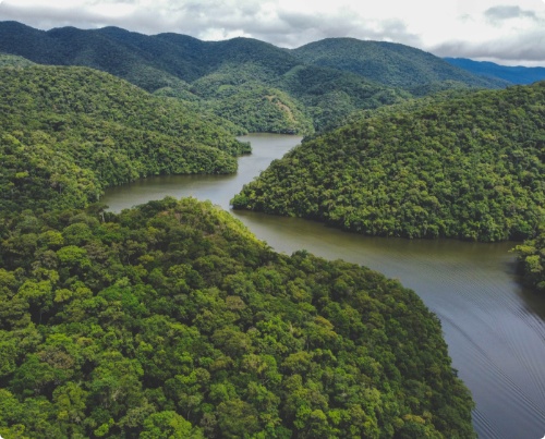 Foto de um rio entre montanhas